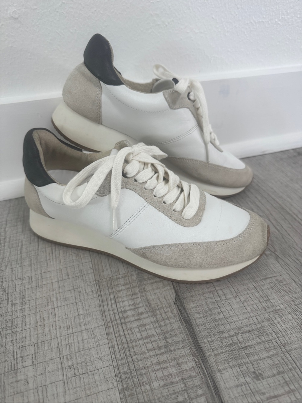 Banana Republic Women’s Size 7 White Suade Leather Shoes Sneakers
